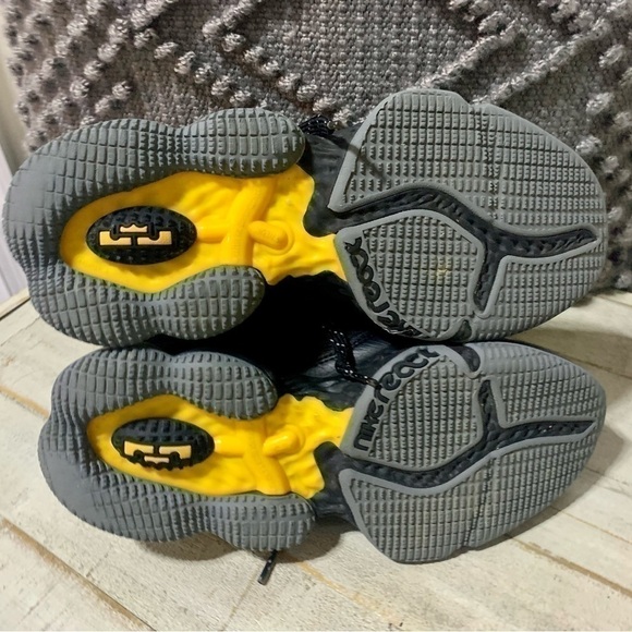 Nike Black and Yellow Men's Shoes - Picture 7 of 8